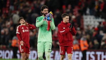 Alisson Becker Emosional, Tendang Papan Pergantian Liverpool vs Forest