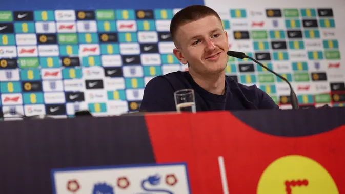 Adam Wharton Adu Darts dengan Jurnalis di Sela Konferensi Pers Inggris