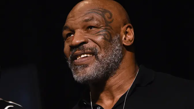 Mike Tyson Pukuli Penumpang Mabuk di Pesawat