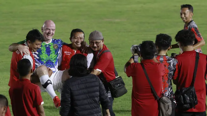 Infantino Digendong Tim Medis PSSI di Tengah Fun Football GBK