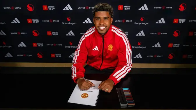 Andrey Santos Resmi Diperkenalkan Manchester United