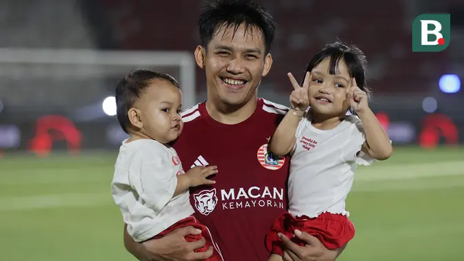 Witan Sulaeman Rayakan Peringkat Ketiga Bersama Dua Buah Hati