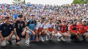 8 Rider MotoGP Disambut Ribuan Warga Mataram di Parade Mandalika