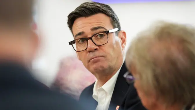 Andy Burnham Kunjungi Pusat Sumber Daya Humphrey Booth di Manchester
