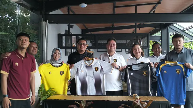 Proton FC Debut Jersey Imane Thailand di Laga Pramusim