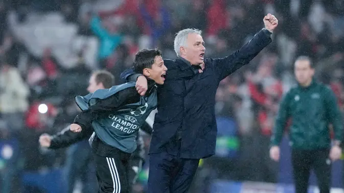 Benfica 3-1 Real Madrid: Mourinho Rayakan Kemenangan Dramatis Bersama Anak Gawang