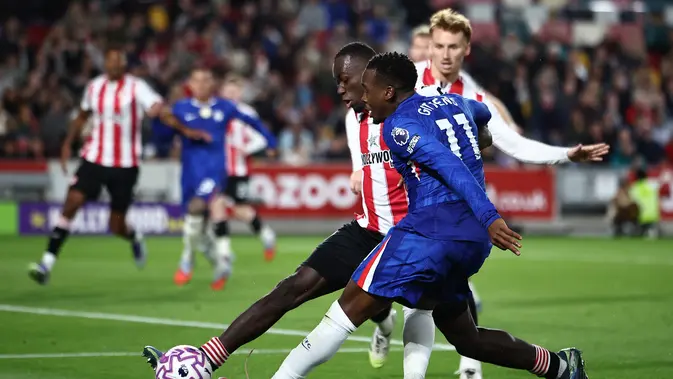 Duel Kayode vs Gittens Warnai Imbang Chelsea di Gtech Community Stadium