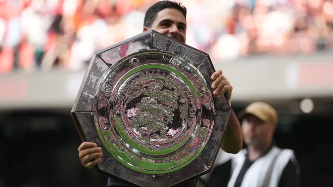 Arsenal Taklukkan Manchester City di Community Shield, Arteta Angkat Trofi