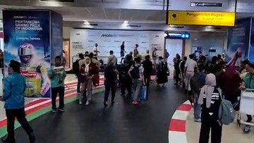 Euforia MotoGP Mandalika Sambut Penonton di Bandara Lombok