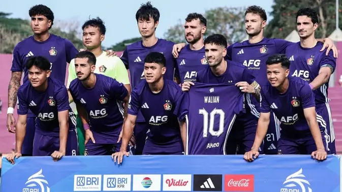 Persik Kediri Simbolik Dukung Ezra Walian Usai Operasi Lutut