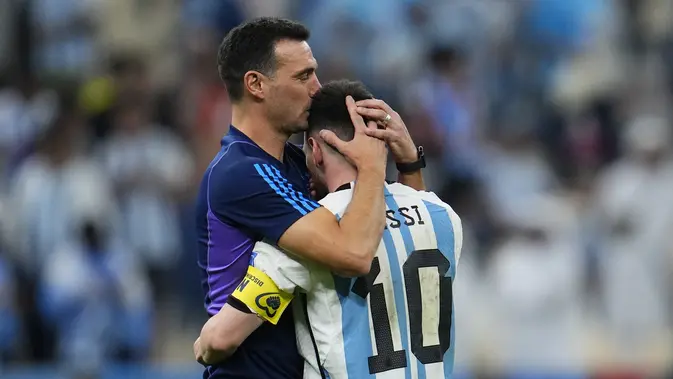 Argentina Juara Dunia 2022: Pelukan Haru Scaloni untuk Messi Setelah Adu Penalti