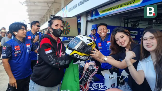 Yamaha Racing Bagi Helm Eksklusif di Pit Walk ARRC Mandalika 2026