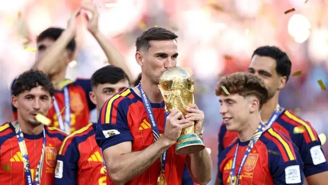 Spanyol Juara Piala Dunia 2026, Fabian Ruiz Cium Trofi Kemenangan