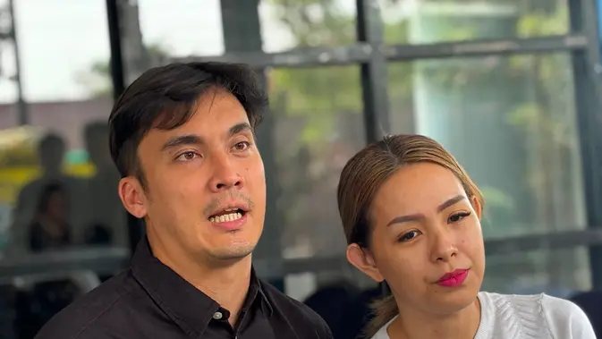 Rendy Kjaernett dan Lady Nayoan Hadir di Rumah Duka
