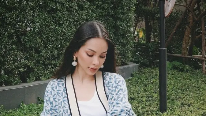 Inspirasi Outfit Cafe Hopping Alyssa Daguise, Hangat dan Elegan