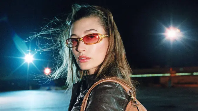 Hailey Bieber Memikat dengan Perpaduan Estetika 70-an dan Y2K di Miu Miu
