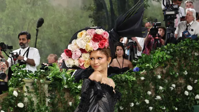 Zendaya Kembali ke Met Gala 2024, Busana John Galliano Curi Perhatian