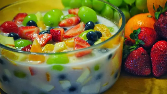 Manis Segar Sop Buah, Penyelamat Dahaga di Meja Berbuka