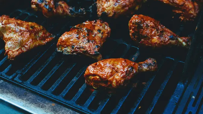 Di Balik Kepulan Asap Ayam Bakar, Ada Mimpi yang Tak Padam