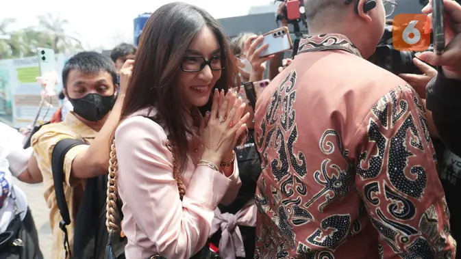 Langkah Sarwendah di Bawah Sorotan Kamera