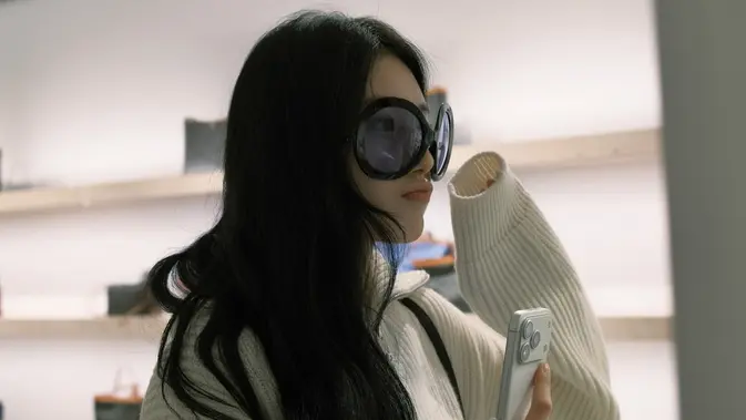 Ketika Suzy Menemukan Dirinya di Jalanan Paris