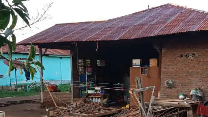 Sisa Gempa di Flores Timur: Kisah Seorang Ibu Menyelamatkan Mimpi Anaknya