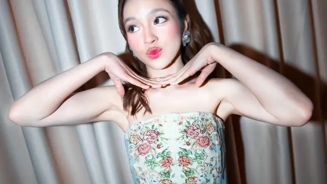 Elsa Japasal: Korset Bunga dan Kain Tenun, Budaya yang Hidup di Panggung Gen Z