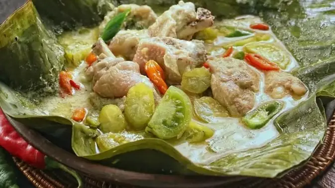Garang Asem Ayam: Kehangatan Tradisi di Balik Bungkus Daun Pisang