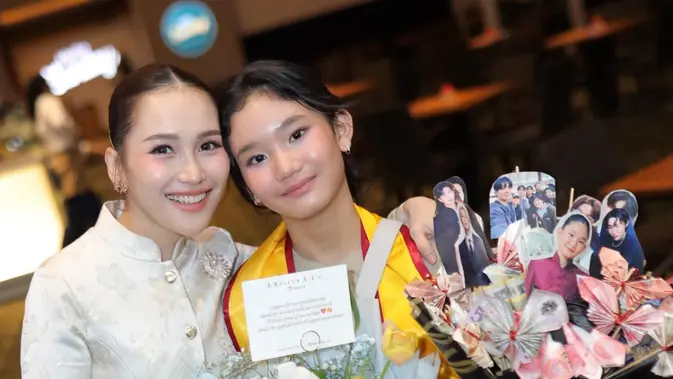 Ayu Ting Ting, Bilqis, dan Kebanggaan Seorang Ibu di Wisuda