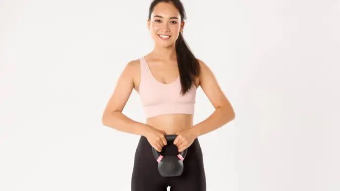 Kettlebell Lunak, Teman Setia Perempuan Mengencangkan Otot dari Rumah