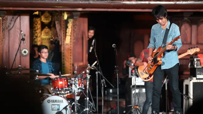 Senar, Kenangan, dan Mimpi: Malam Eross Candra Bersama Six Strings