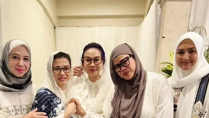 Donna Agnesia dan Langkah Putih Perjalanan Batinnya