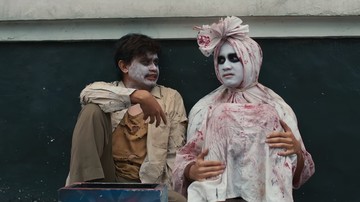 Ketika Duka Disembuhkan di Balik Kostum Pocong