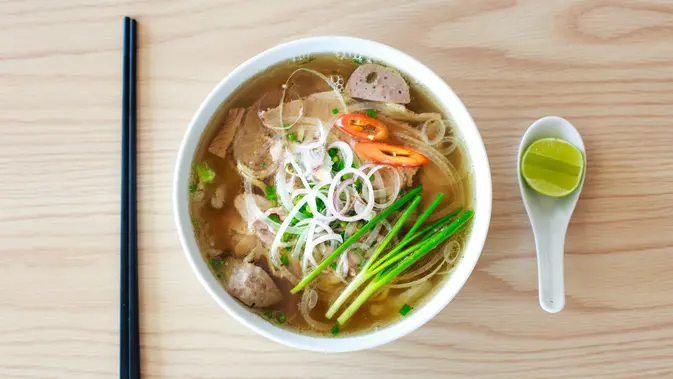 Kehangatan Soto Ayam Kuah Bening di Meja Makan Keluarga