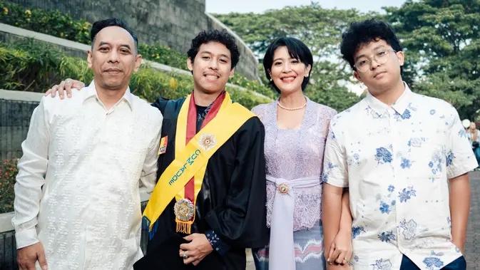 Momen Mengharukan Pongki Barata, Sang Anak Resmi Lulus UGM