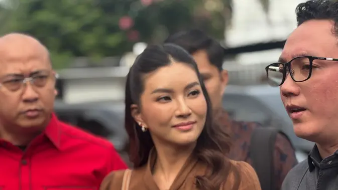 Langkah Tenang Sarwendah di Ruang Sidang