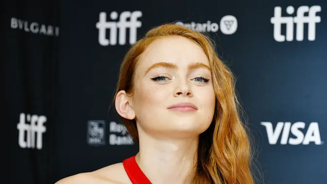 Gaun Merah di Toronto: Malam Ketika Sadie Sink Beranjak Dewasa