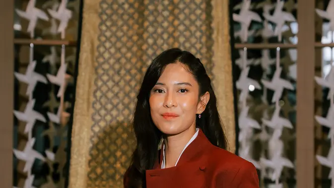 Ketika Beskap dan Ripped Jeans Dian Sastrowardoyo Bercerita tentang Kartini