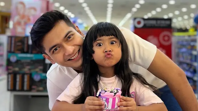 Momen Hangat Teuku Ryan dan Moana, Kasih Sayang yang Tak Pernah Pudar