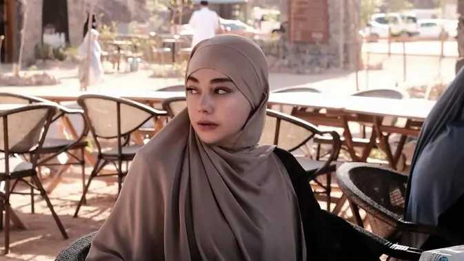 Mimpi Sunyi Celine Evangelista Menemukan Rumah Kedamaian di Madinah