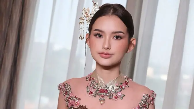 Pesona Sarah Menzel di Acara Sangjit Sang Kakak