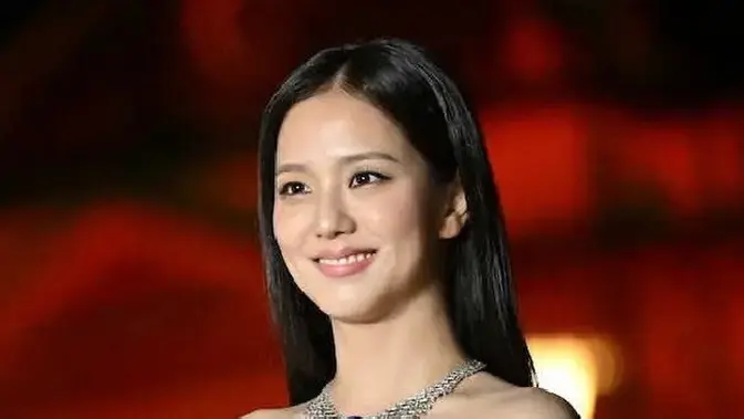 Pesona Jisoo di Kyoto: Gaun Putih dan Kalung 41 Karat