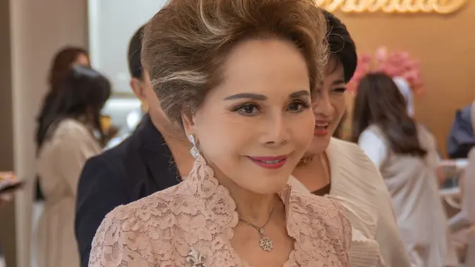 Dewi Sukarno Meriahkan Pembukaan Gerai Perhiasan Wanda House of Jewels di Jakarta