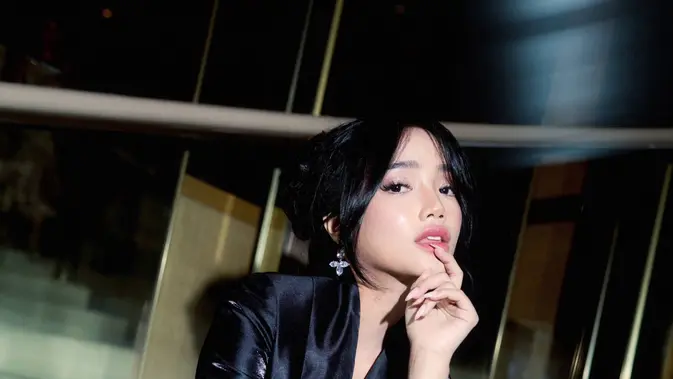 Fuji Utami: Wastra, Busana Hitam, dan Cerita di Baliknya