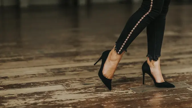 Sepatu Hak Tinggi: Kisah Perempuan, Perjuangan, dan Langkah Pertama