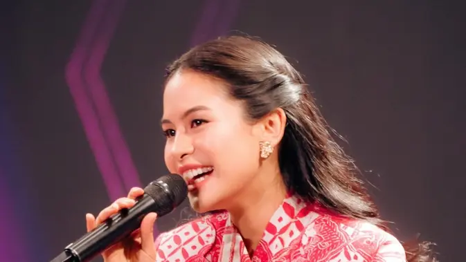 Maudy Ayunda Tampil Elegan dengan Batik Merah dan Tenun Tasik