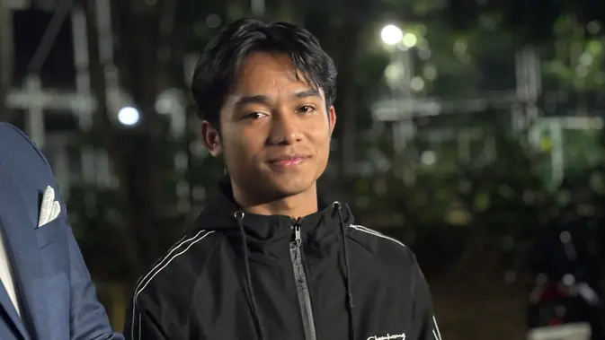 Jaket Hitam Betrand Peto dan Cerita di Balik Sorot Kamera