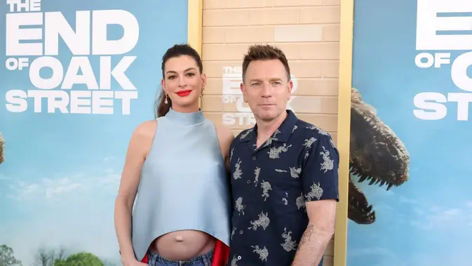 Anne Hathaway Pamer Baby Bump, Pesona Bumil Edgy dalam Balutan Biru