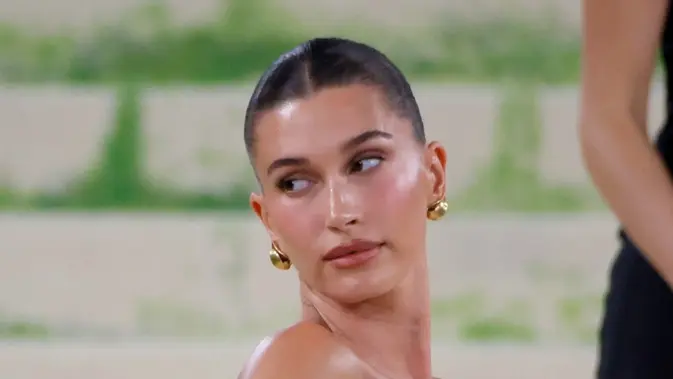 Hailey Bieber di Met Gala 2026: Kisah Dewi Yunani yang Menyentuh Hati