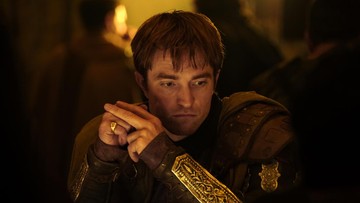Robert Pattinson: Di Balik Senyum Antinous, Sebuah Pembebasan